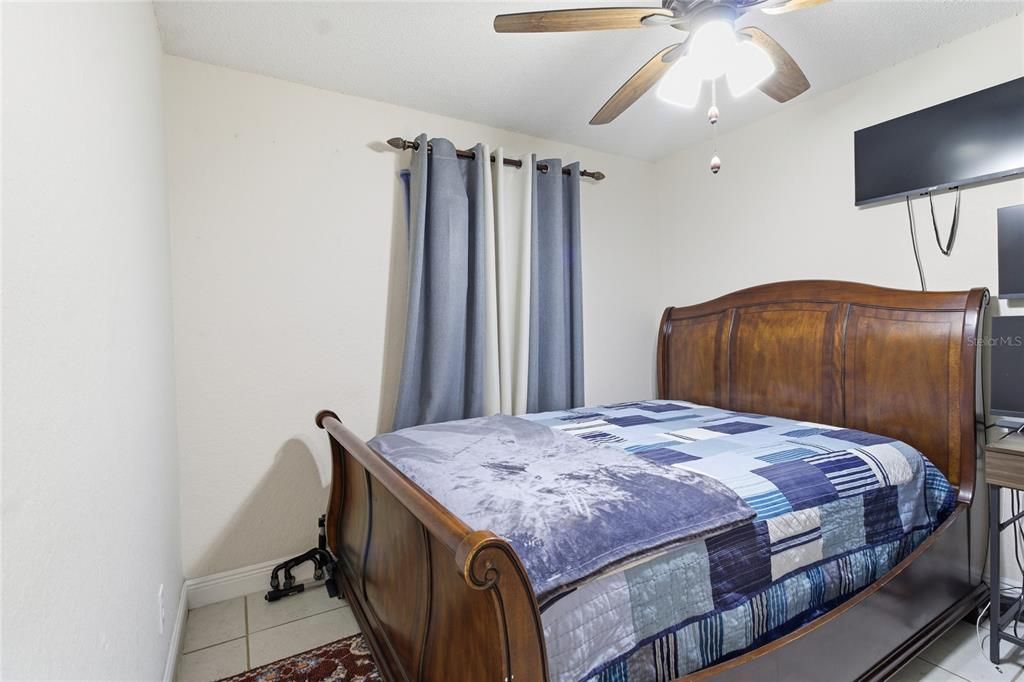 合同活跃: $250,000 (3 贝兹, 2 浴室, 1140 平方英尺)