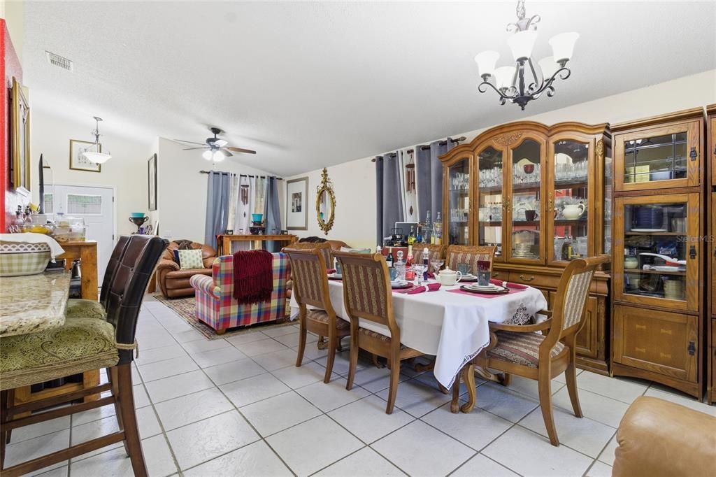 合同活跃: $250,000 (3 贝兹, 2 浴室, 1140 平方英尺)