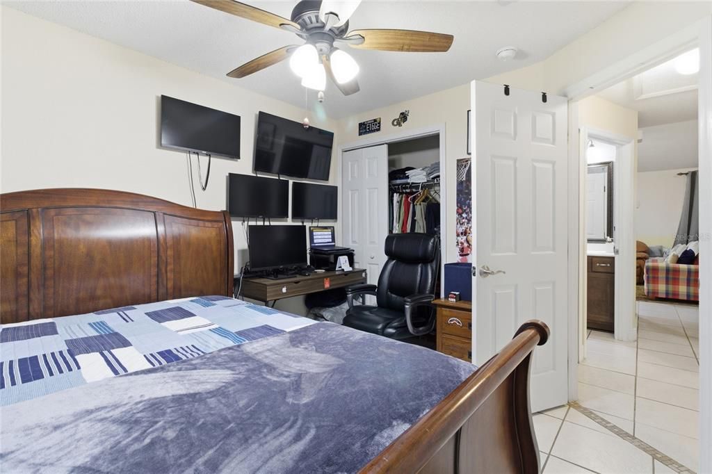 合同活跃: $250,000 (3 贝兹, 2 浴室, 1140 平方英尺)