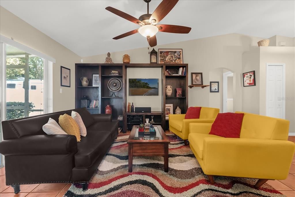 Activo con contrato: $345,000 (3 camas, 2 baños, 1409 Pies cuadrados)