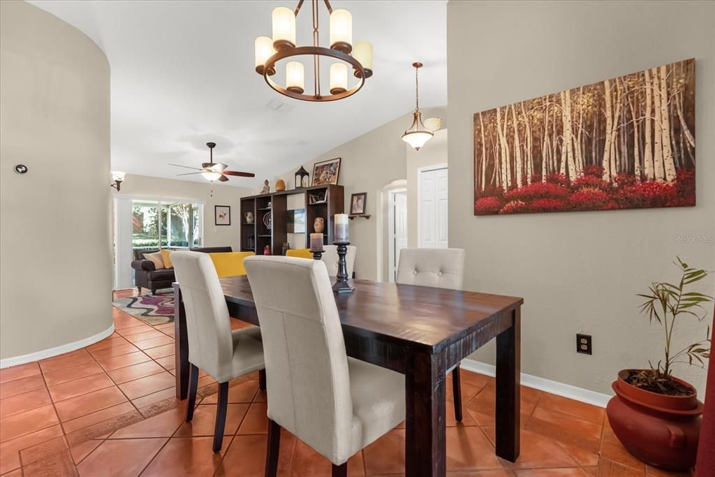 Activo con contrato: $345,000 (3 camas, 2 baños, 1409 Pies cuadrados)