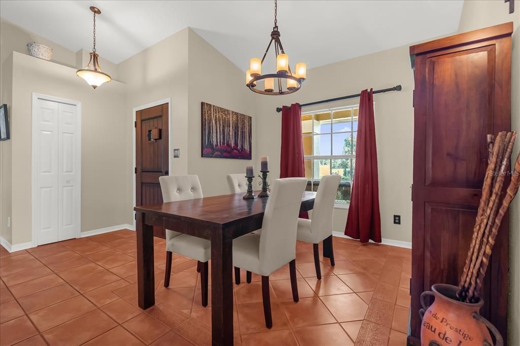 Activo con contrato: $345,000 (3 camas, 2 baños, 1409 Pies cuadrados)