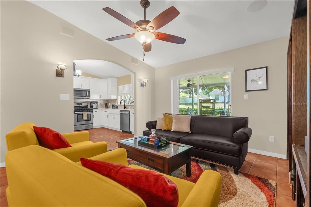 Activo con contrato: $345,000 (3 camas, 2 baños, 1409 Pies cuadrados)