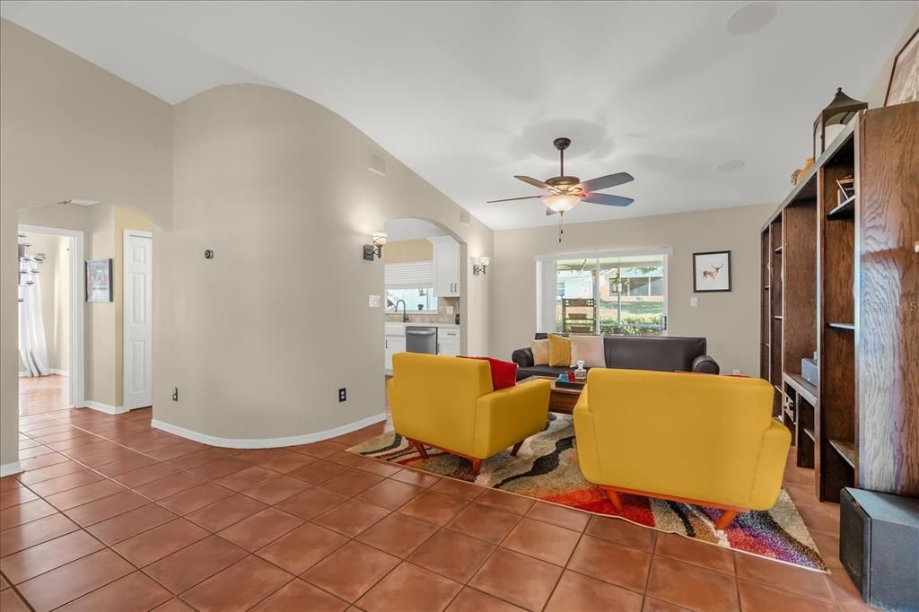 Activo con contrato: $345,000 (3 camas, 2 baños, 1409 Pies cuadrados)