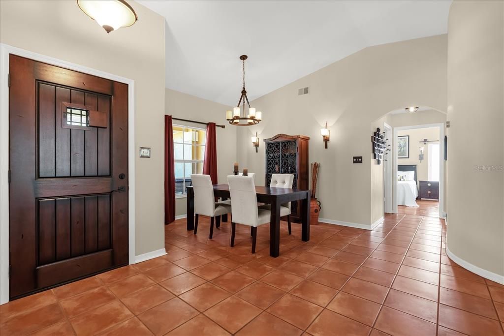 Activo con contrato: $345,000 (3 camas, 2 baños, 1409 Pies cuadrados)