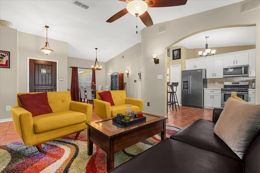 Activo con contrato: $345,000 (3 camas, 2 baños, 1409 Pies cuadrados)