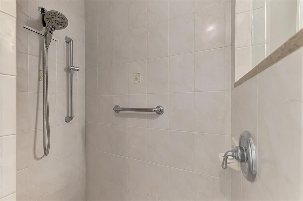 Activo con contrato: $389,900 (2 camas, 2 baños, 1229 Pies cuadrados)