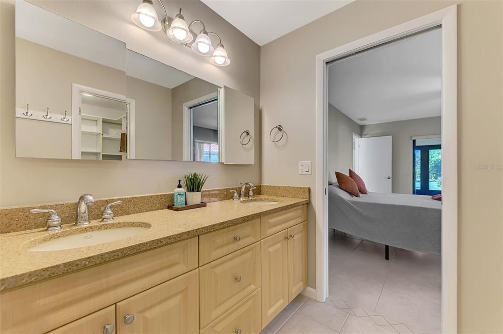 Activo con contrato: $389,900 (2 camas, 2 baños, 1229 Pies cuadrados)