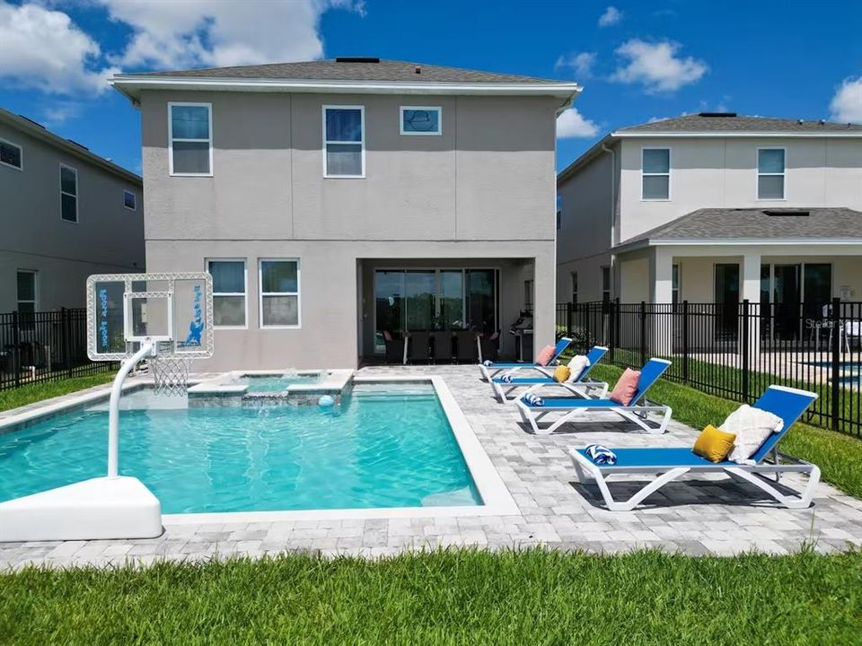 For Sale: $749,000 (6 beds, 6 baths, 3317 Square Feet)