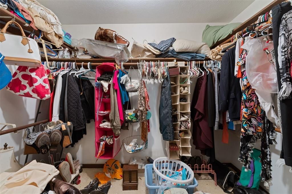 Activo con contrato: $425,000 (6 camas, 4 baños, 4872 Pies cuadrados)