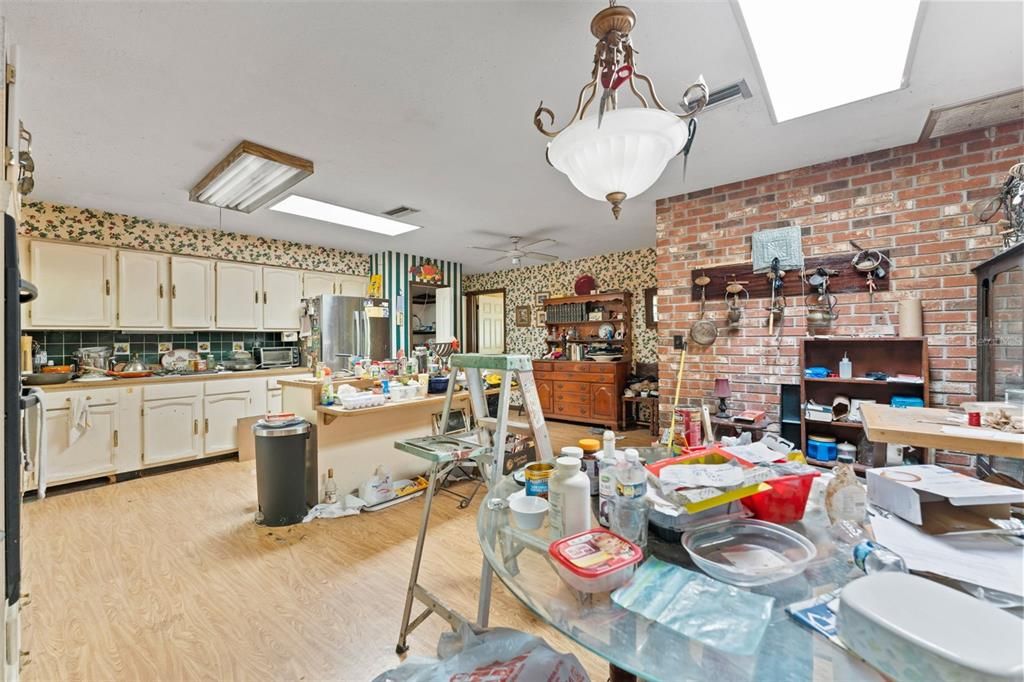 Activo con contrato: $425,000 (6 camas, 4 baños, 4872 Pies cuadrados)