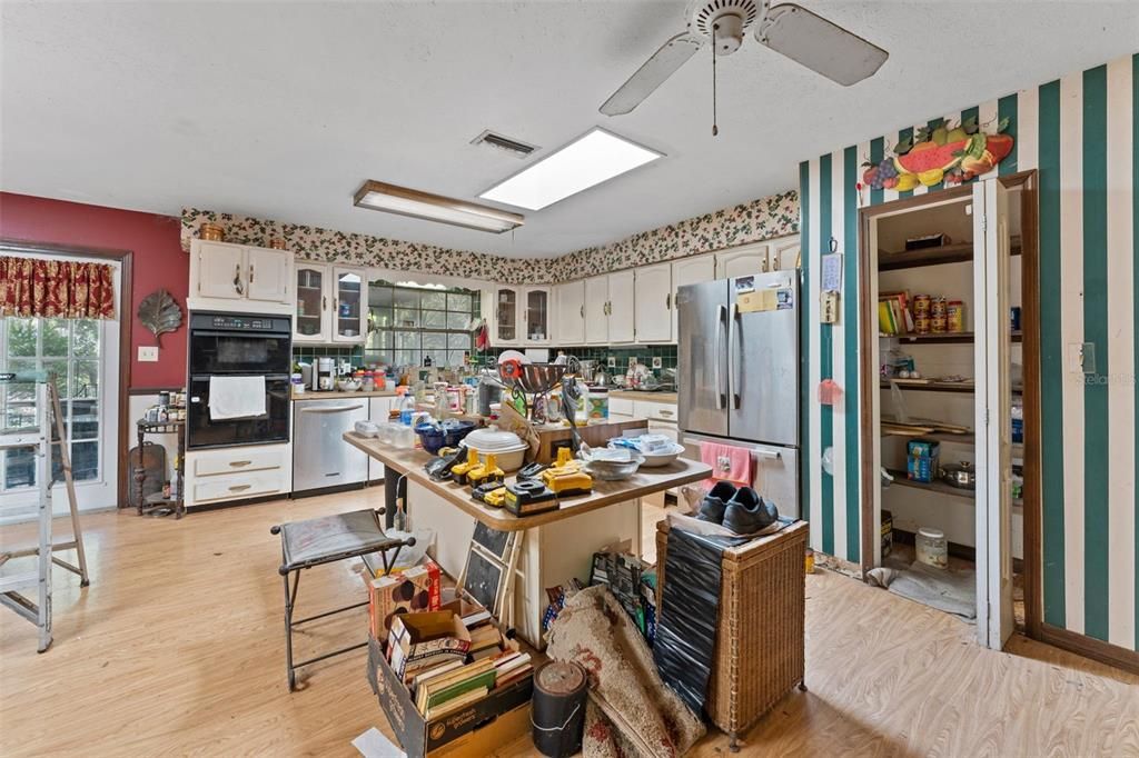 Activo con contrato: $425,000 (6 camas, 4 baños, 4872 Pies cuadrados)