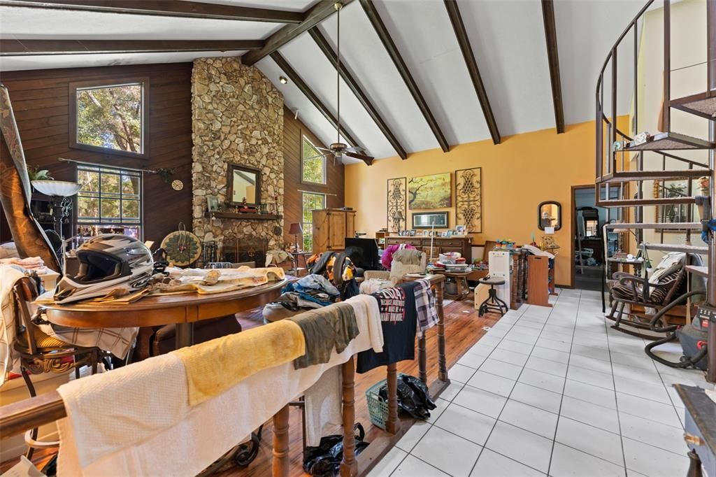 Activo con contrato: $425,000 (6 camas, 4 baños, 4872 Pies cuadrados)