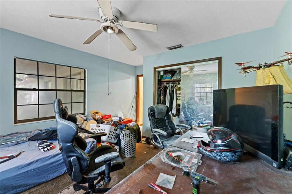 Activo con contrato: $425,000 (6 camas, 4 baños, 4872 Pies cuadrados)