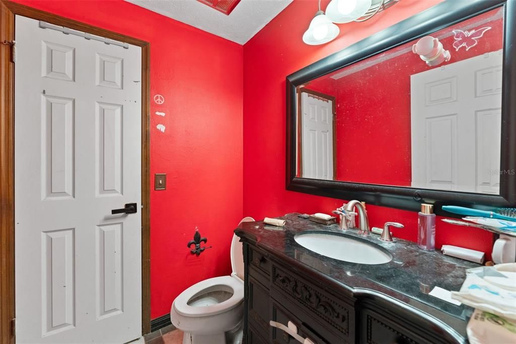 Activo con contrato: $425,000 (6 camas, 4 baños, 4872 Pies cuadrados)