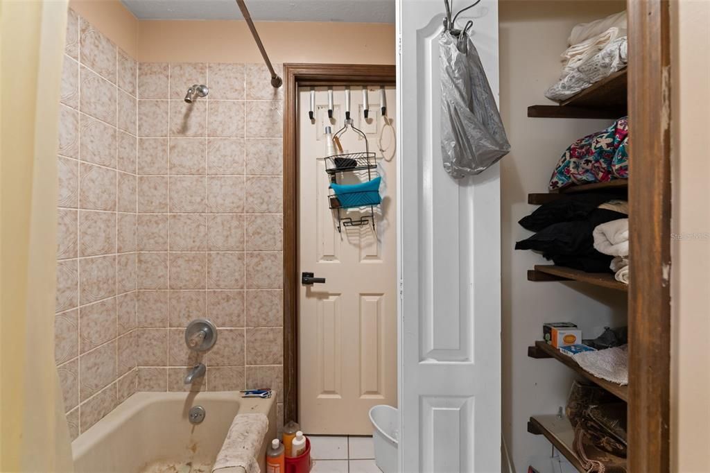 Activo con contrato: $425,000 (6 camas, 4 baños, 4872 Pies cuadrados)