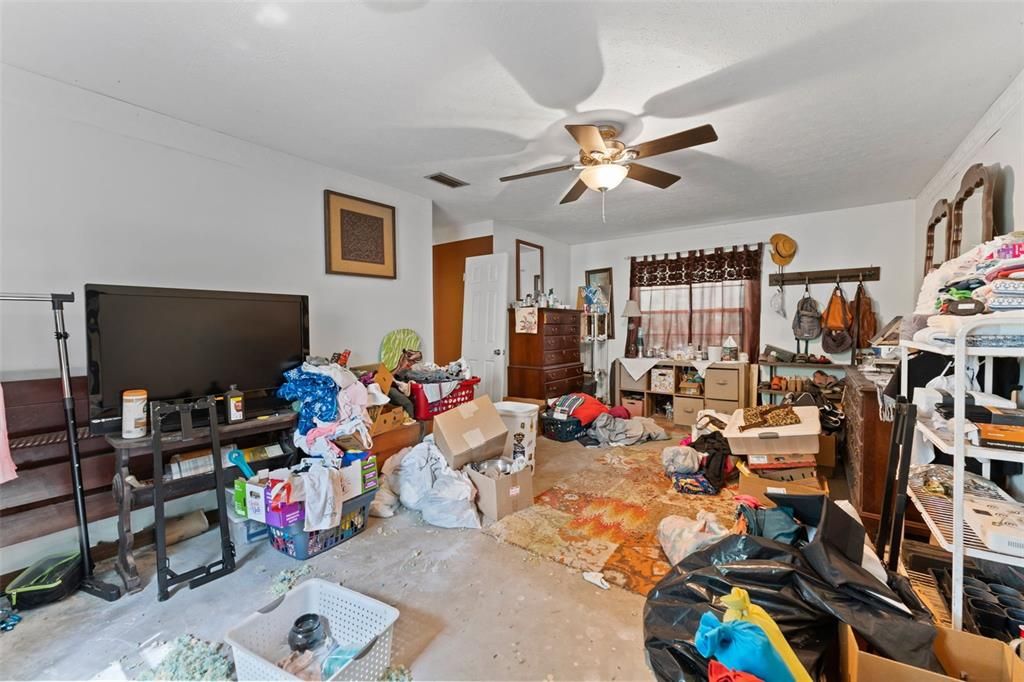 Activo con contrato: $425,000 (6 camas, 4 baños, 4872 Pies cuadrados)