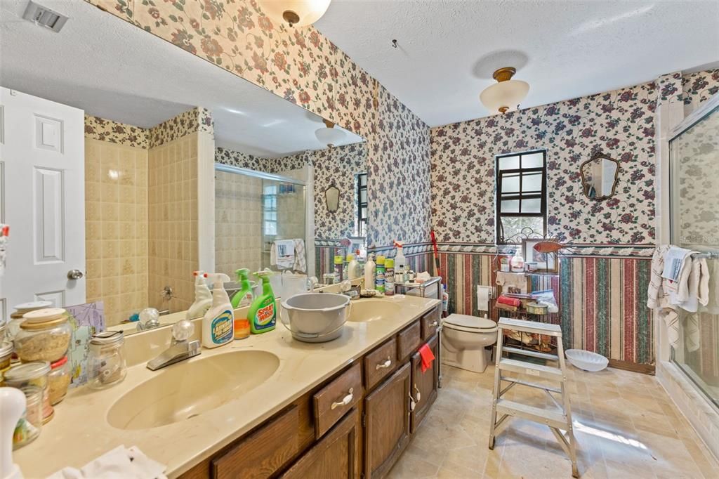 Activo con contrato: $425,000 (6 camas, 4 baños, 4872 Pies cuadrados)