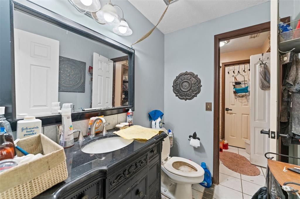 Activo con contrato: $425,000 (6 camas, 4 baños, 4872 Pies cuadrados)