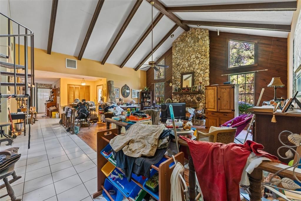 Activo con contrato: $425,000 (6 camas, 4 baños, 4872 Pies cuadrados)