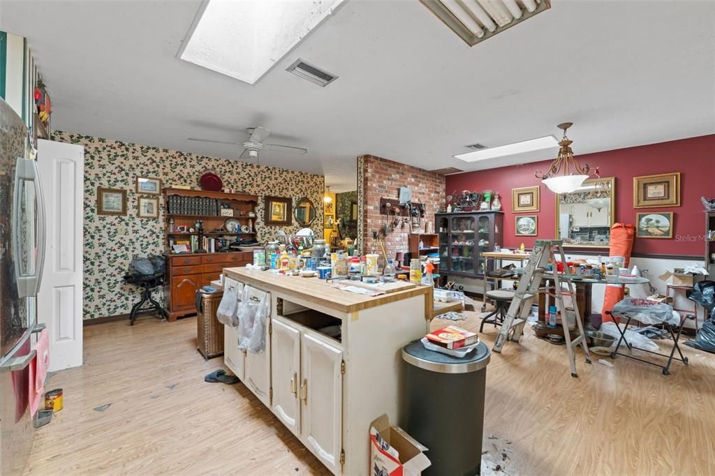 Activo con contrato: $425,000 (6 camas, 4 baños, 4872 Pies cuadrados)