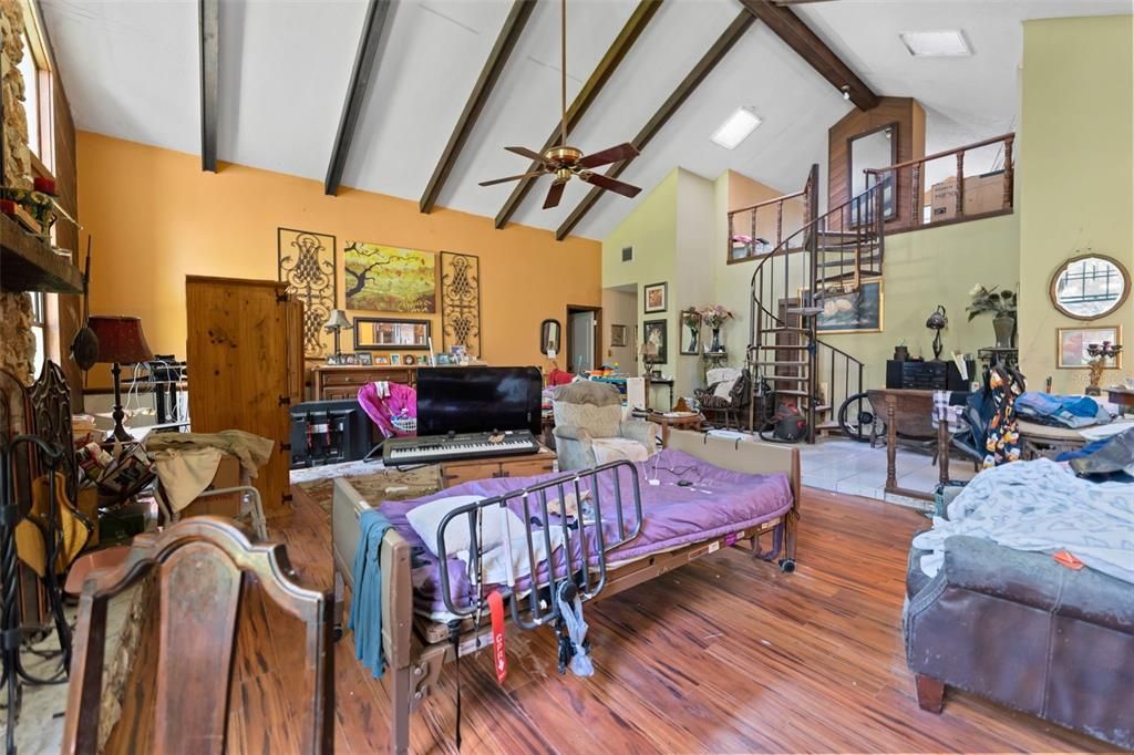 Activo con contrato: $425,000 (6 camas, 4 baños, 4872 Pies cuadrados)