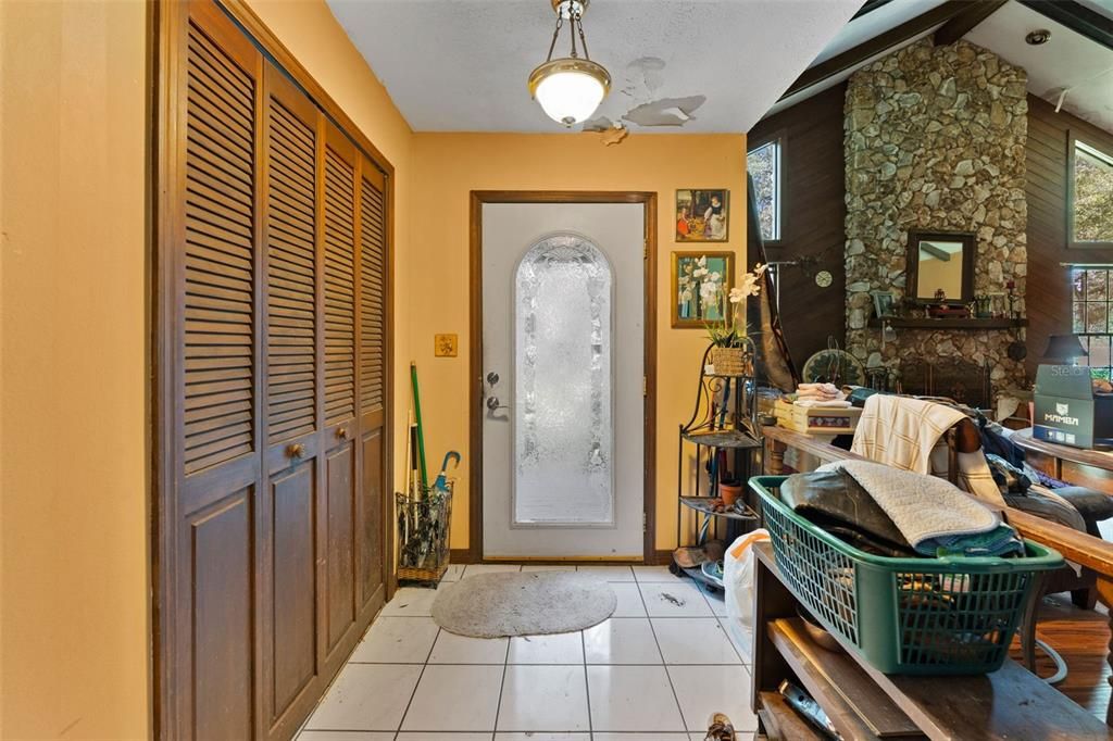 Activo con contrato: $425,000 (6 camas, 4 baños, 4872 Pies cuadrados)