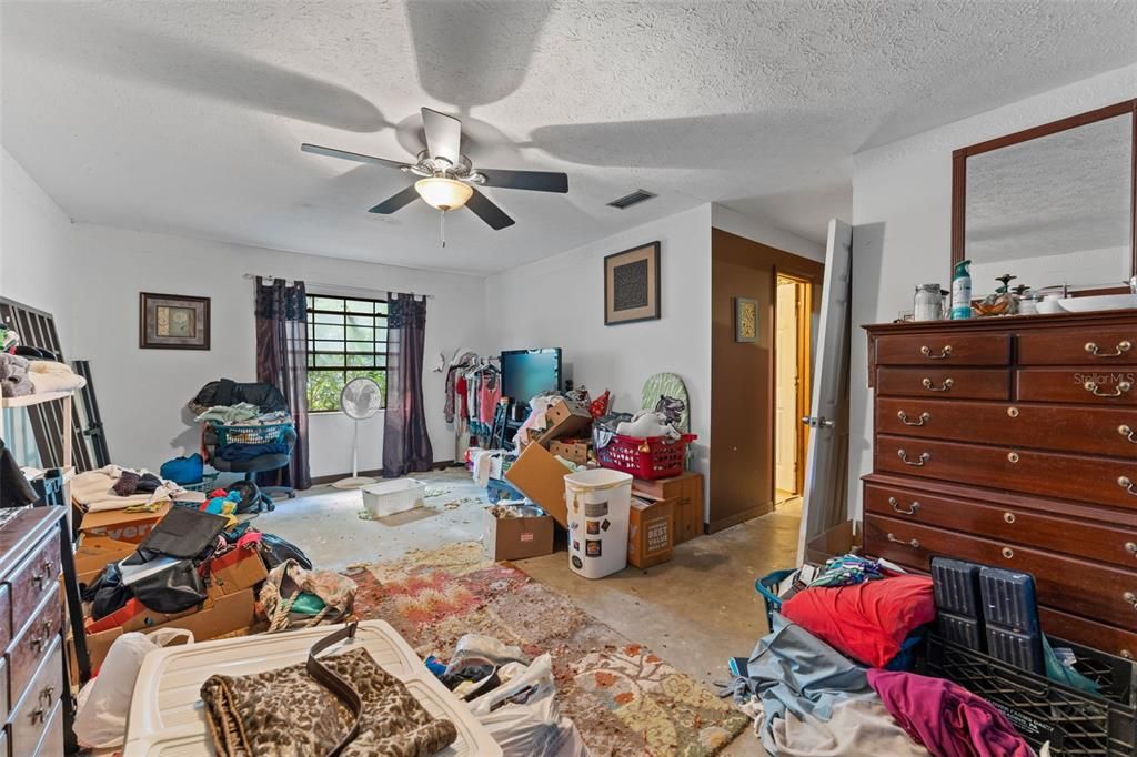 Activo con contrato: $425,000 (6 camas, 4 baños, 4872 Pies cuadrados)