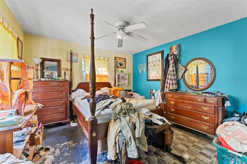 Activo con contrato: $425,000 (6 camas, 4 baños, 4872 Pies cuadrados)