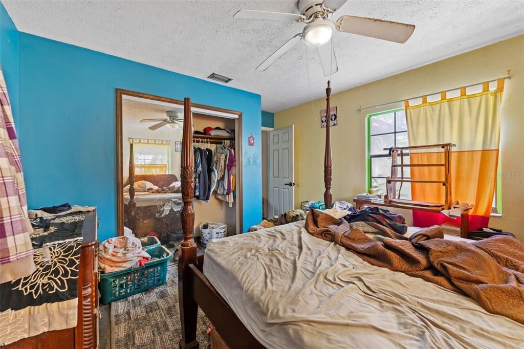 Activo con contrato: $425,000 (6 camas, 4 baños, 4872 Pies cuadrados)