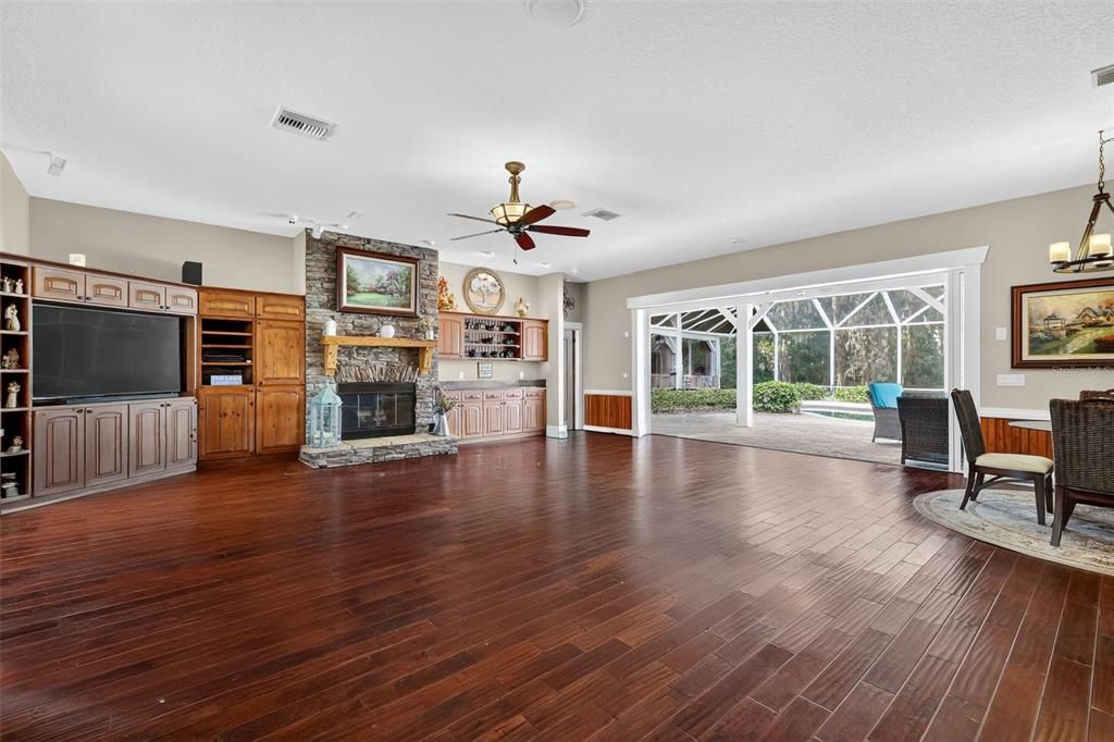 Под контрактом: $1,599,000 (3 спален, 4 ванн, 2496 Квадратных фут)