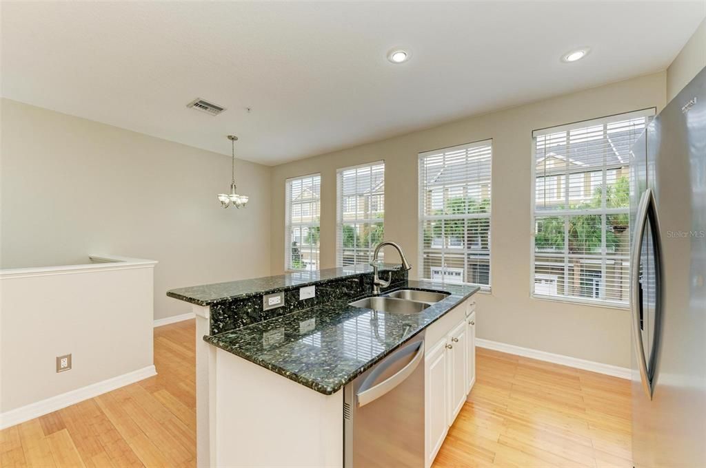 出租: $3,100 (3 贝兹, 2 浴室, 1714 平方英尺)