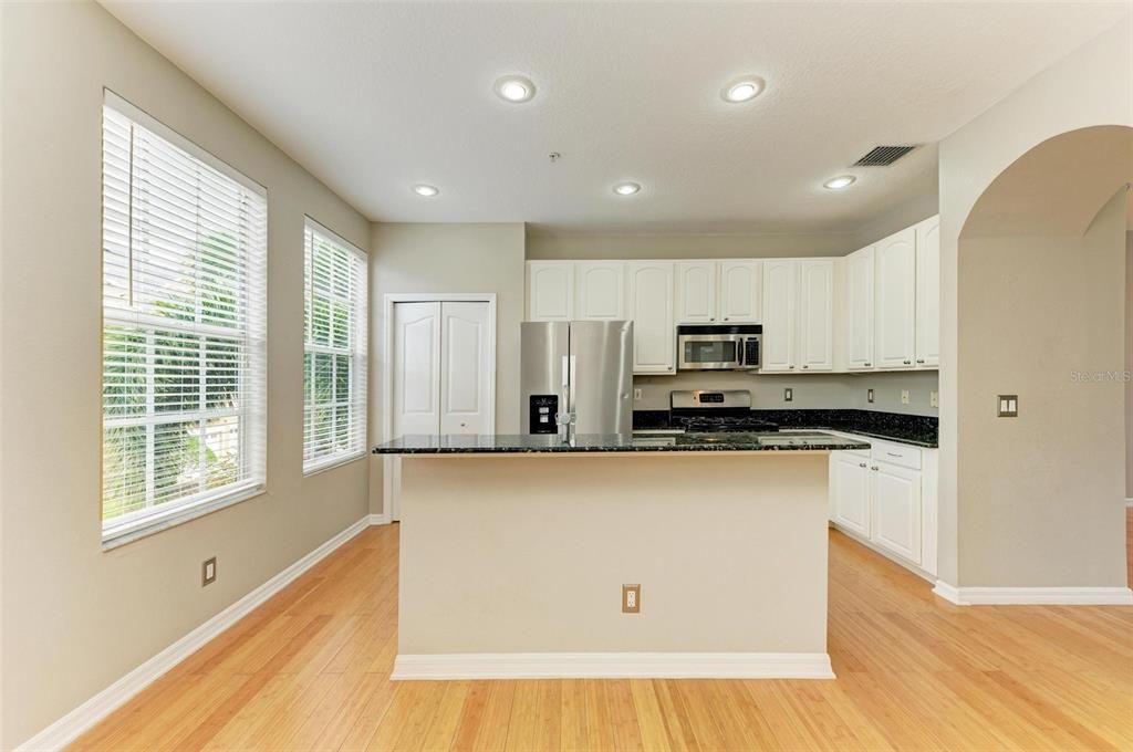 出租: $3,100 (3 贝兹, 2 浴室, 1714 平方英尺)