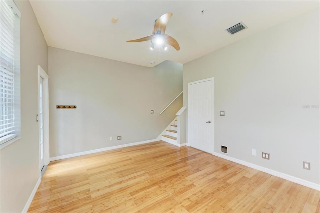 出租: $3,100 (3 贝兹, 2 浴室, 1714 平方英尺)