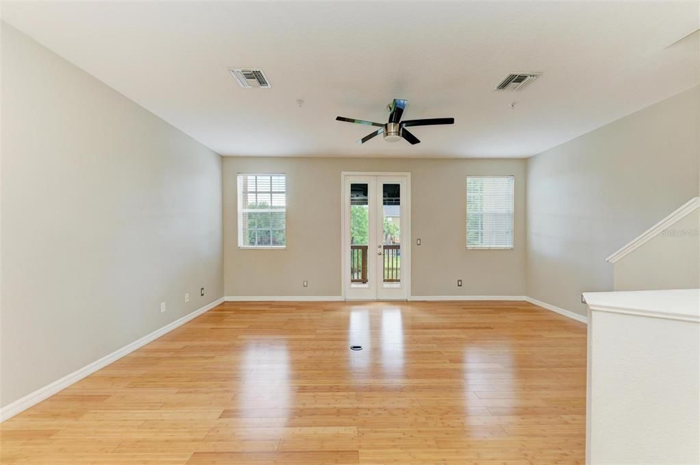 出租: $3,100 (3 贝兹, 2 浴室, 1714 平方英尺)