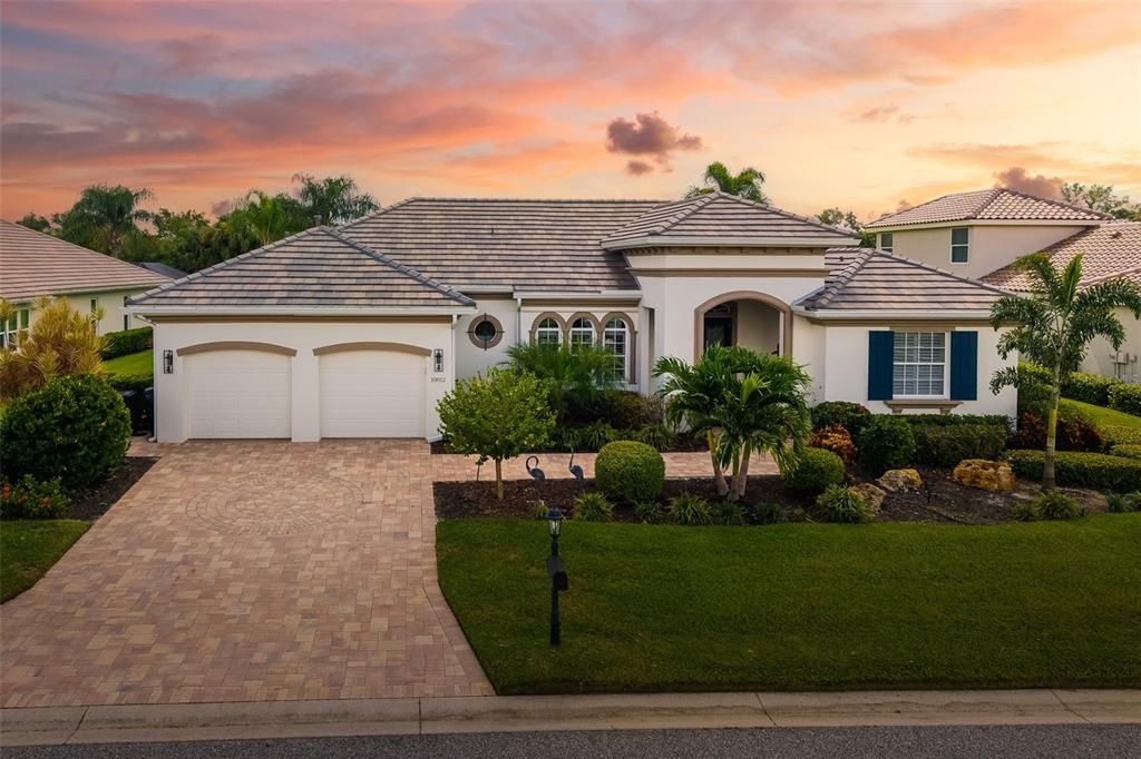 Под контрактом: $997,500 (4 спален, 3 ванн, 2660 Квадратных фут)