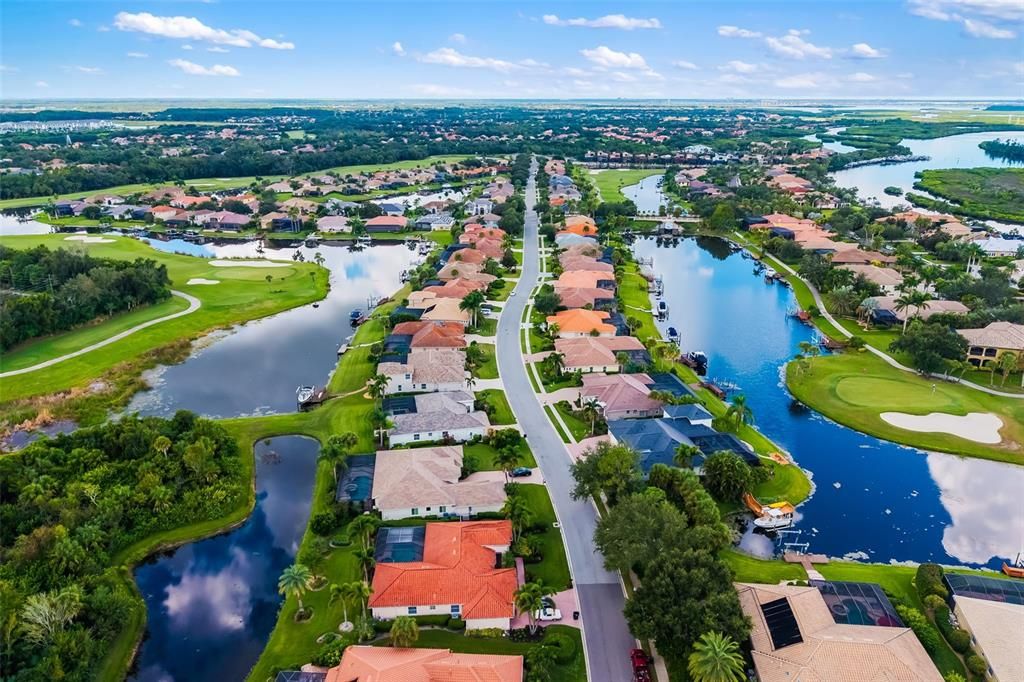 Под контрактом: $997,500 (4 спален, 3 ванн, 2660 Квадратных фут)