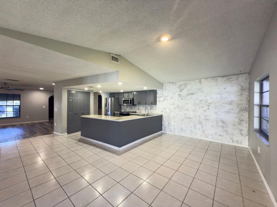 На продажу: $100,000 (3 спален, 2 ванн, 1725 Квадратных фут)