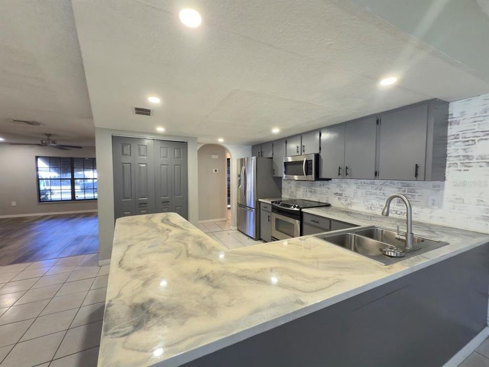 На продажу: $100,000 (3 спален, 2 ванн, 1725 Квадратных фут)