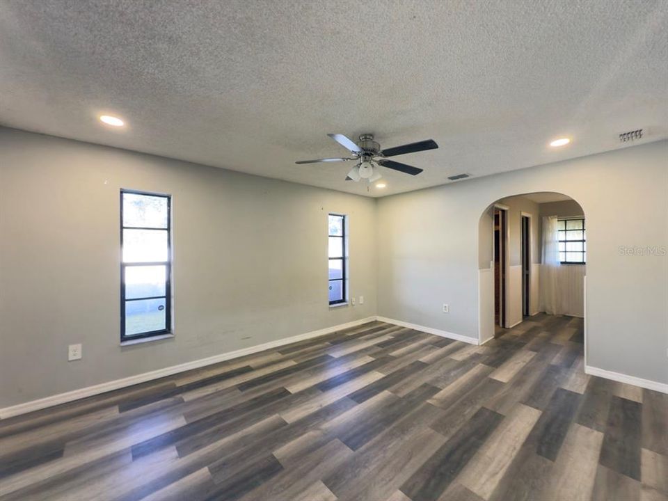 На продажу: $100,000 (3 спален, 2 ванн, 1725 Квадратных фут)