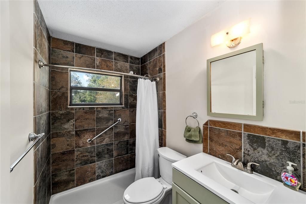 Activo con contrato: $249,900 (3 camas, 1 baños, 1469 Pies cuadrados)