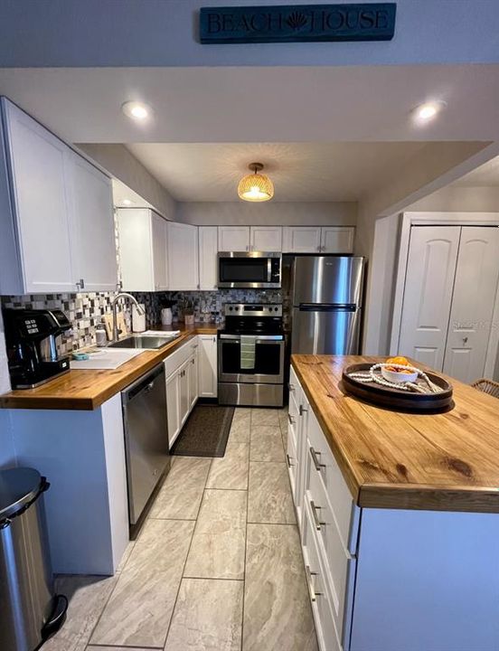 Active With Contract: $245,000 (2 beds, 1 baths, 750 Square Feet)