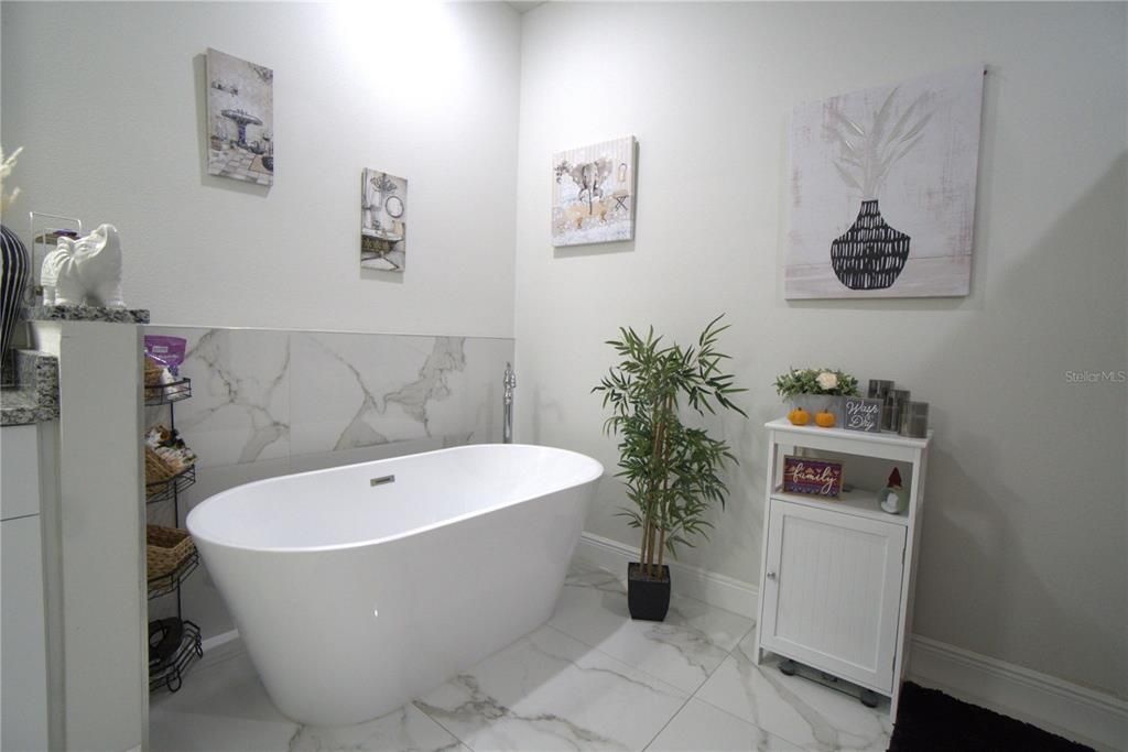 For Sale: $324,900 (4 beds, 2 baths, 1758 Square Feet)