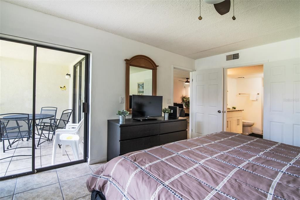 For Sale: $285,000 (2 beds, 2 baths, 1174 Square Feet)