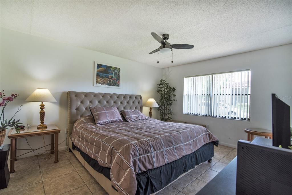 For Sale: $285,000 (2 beds, 2 baths, 1174 Square Feet)