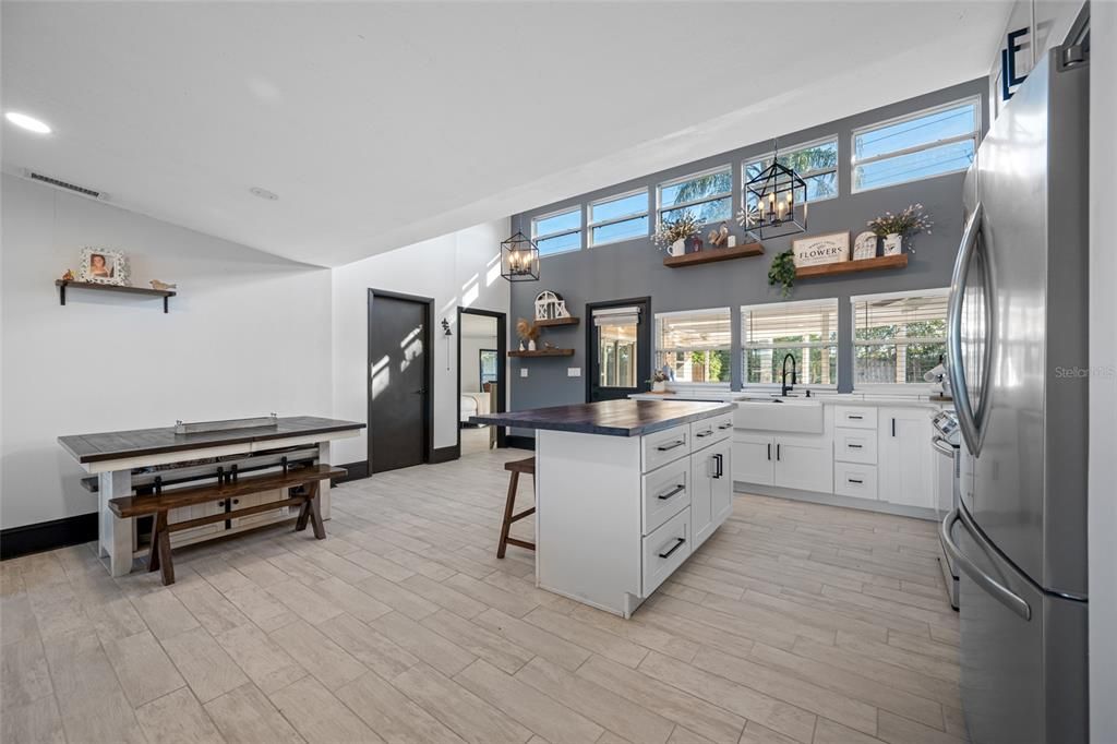 Activo con contrato: $610,000 (4 camas, 2 baños, 1901 Pies cuadrados)