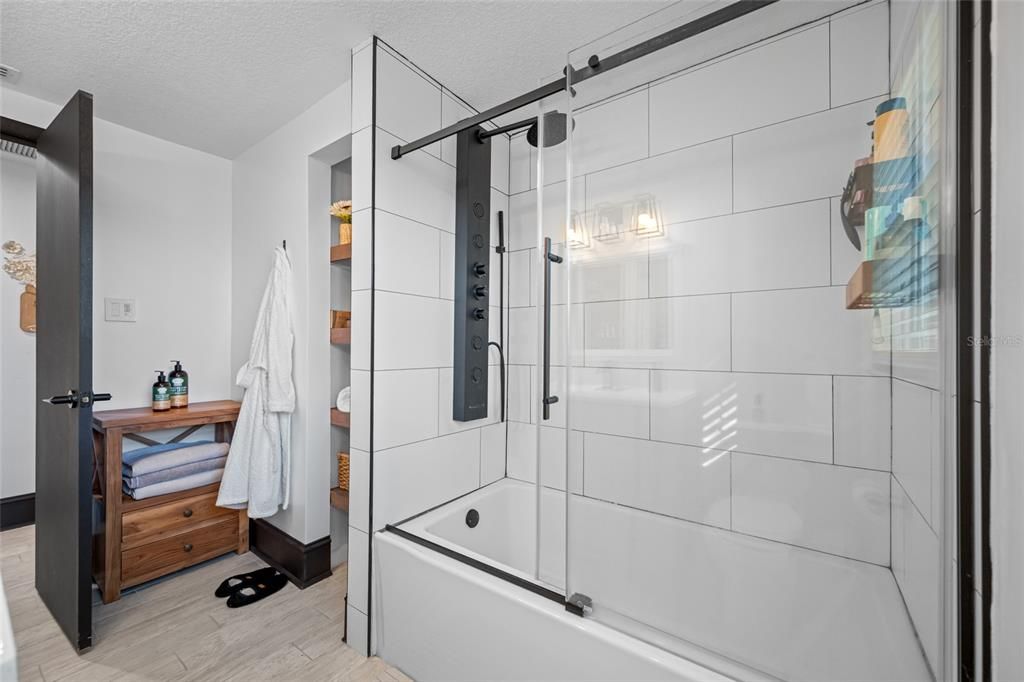 Activo con contrato: $610,000 (4 camas, 2 baños, 1901 Pies cuadrados)