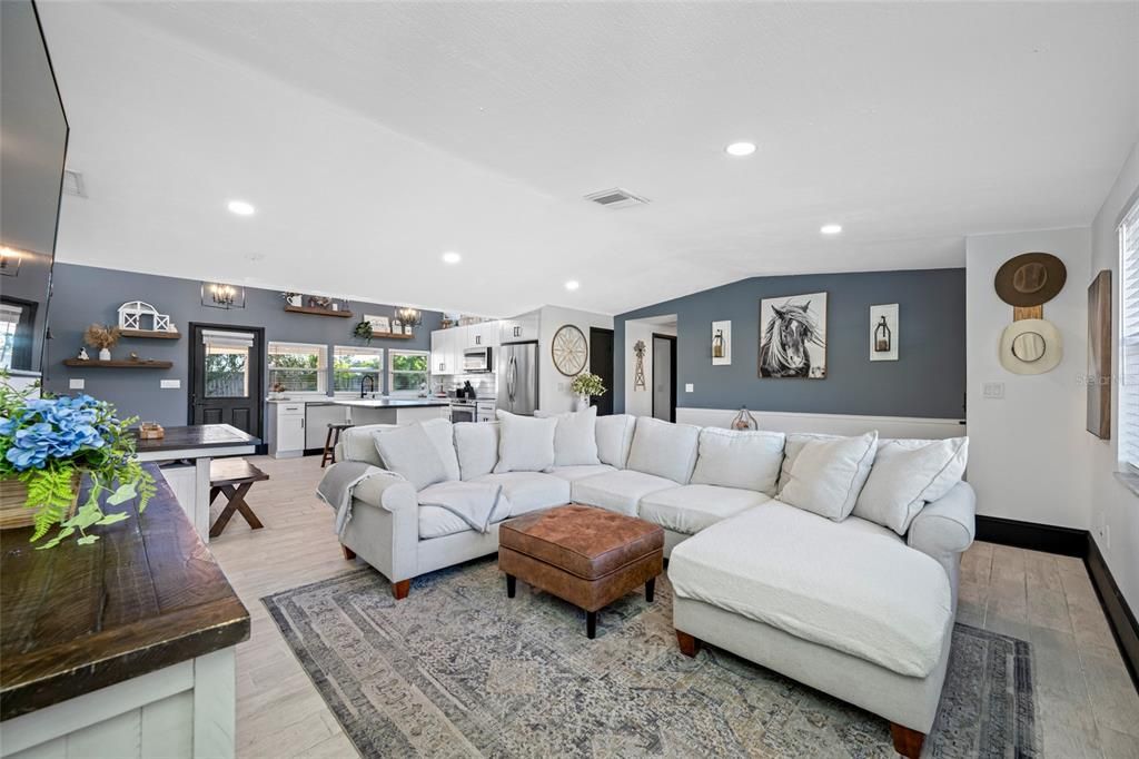 Activo con contrato: $610,000 (4 camas, 2 baños, 1901 Pies cuadrados)