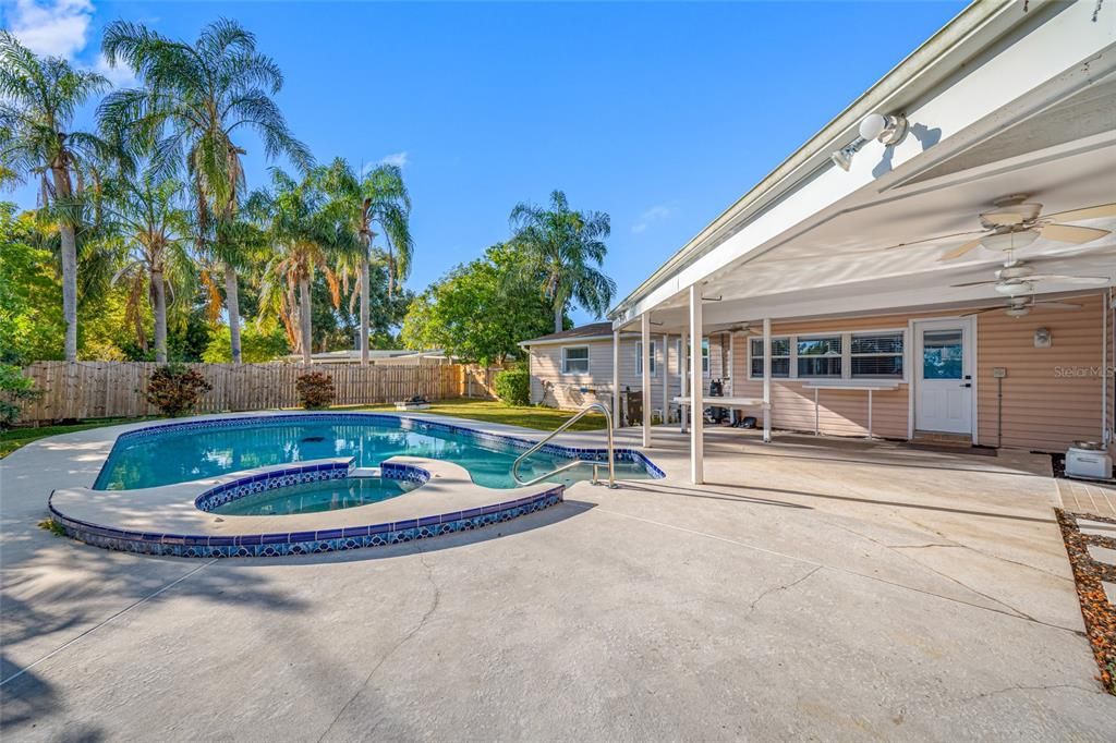 Activo con contrato: $610,000 (4 camas, 2 baños, 1901 Pies cuadrados)