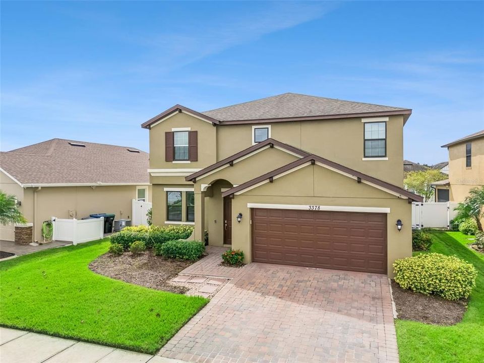 Activo con contrato: $595,000 (4 camas, 3 baños, 2819 Pies cuadrados)